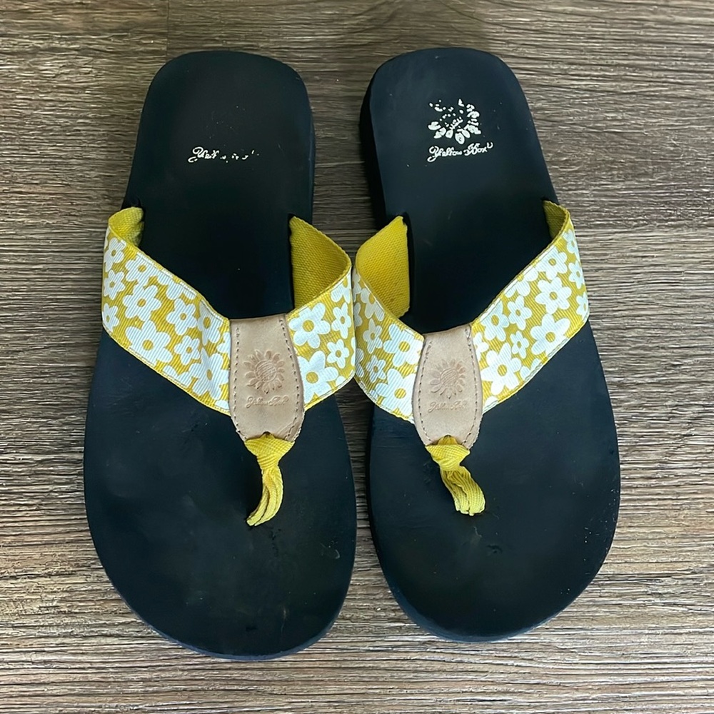 Yellow Box Yellow White flower Sandals Size 8 Comfort Flip Flops Summer  Womens